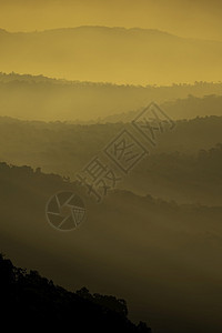 山地风景自然色日出黄橙金的天空阳光图片