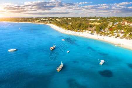 热带海岸的游艇和船只空中景象日落时沙滩非洲桑给巴尔暑假有船游艇清蓝水绿棕榈树天空的风景图片