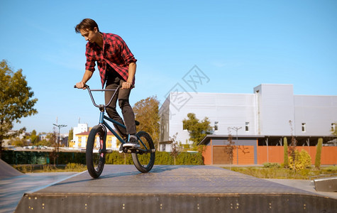 超级自行车运动危险循环冒街头骑马夏季公园自行车图片