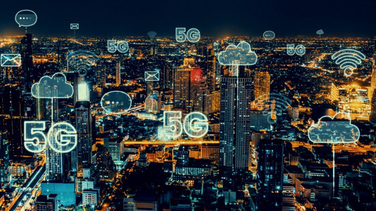 具有全球化抽象图形显示连接网络的智能数字城市未来5G智能无线数字城市和社会媒体联网系统的概念图片