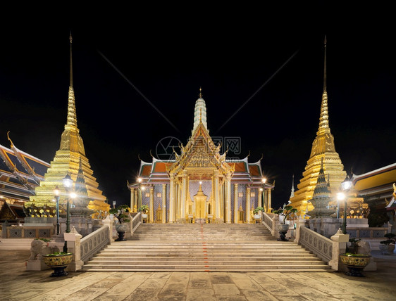 泰国曼谷翡翠佛寺的金塔城市老的WatPhraKaew和GrandPalace佛教寺庙泰国建筑夜间旅游景点图片