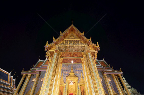 泰国曼谷翡翠佛寺的金塔城市老的WatPhraKaew和GrandPalace佛教寺庙泰国建筑夜间旅游景点图片