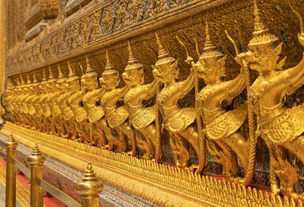 泰国曼谷翡翠佛寺金塔的Garuda雕像城市旧的WatPhraKaew和大宫殿泰国建筑佛教寺庙图片