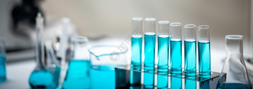 用于科学研究医现代创新研究实验蓝色液体样本测试的管和实验室玻璃器件设置图片