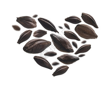 以白色背景的心脏形状烤黑麦芽颗粒以白色背景的心脏形状烤黑麦芽颗粒以白色背景的心脏形状烤黑麦芽颗粒背景图片