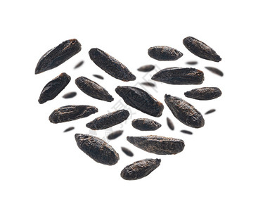 以白色背景的心脏形状烤黑麦芽颗粒以白色背景的心脏形状烤黑麦芽颗粒以白色背景的心脏形状烤黑麦芽颗粒图片