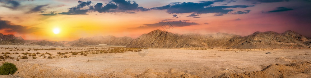 埃及日出时以高山观察沙漠图片