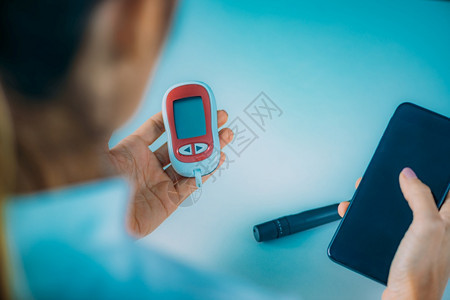测量葡萄糖水平和使用智能电话应程序跟踪结果测量葡萄糖水平使用智能电话应程序跟踪结果图片