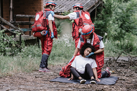 救灾受害者的医务人员背景图片