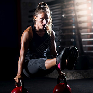 女运动员用小叮当锻炼图片