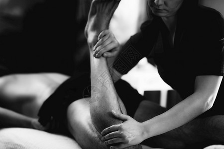 腿部肌肉受伤的男患者生理治疗运动伤害图片