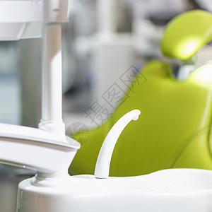 现代牙医办公室的科水槽有绿色椅子背景图片