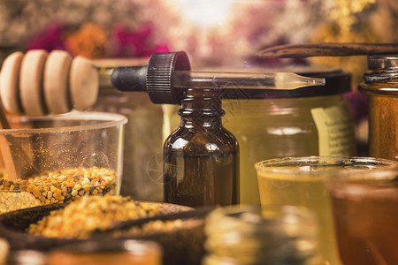 不同种类的蜂蜜花蛋白质和木制蜂蜜在桌上的花瓶图片