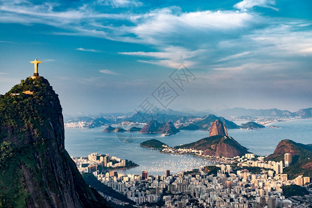 巴西著名雕像Corcovado山与基督救世主雕像博塔福戈和CentroSugarloaf山的城市地区背景