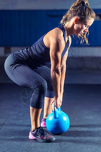 女运动员在室内用小叮当锻炼背景图片