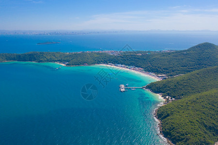 在泰国的岛屿上夏季在旅游行中科拉恩海滩帕塔亚Pattaya与蓝绿的海水山丘热带绿林树与安达曼Andaman海图片