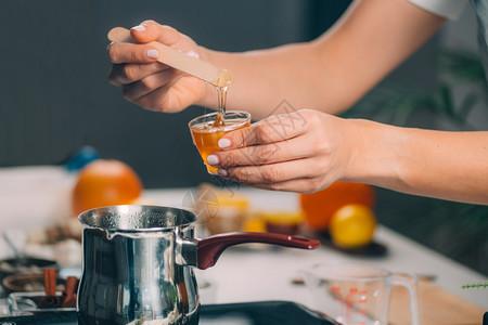 妇女用蜂蜜制作自肥皂图片