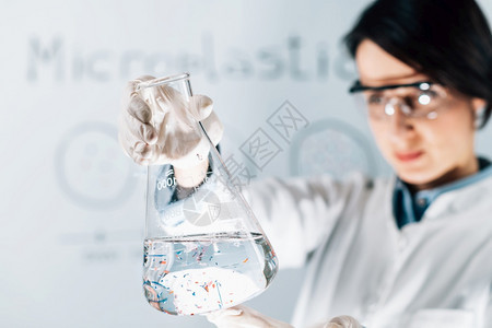 科学家检查水样本中的微塑料颗粒图片