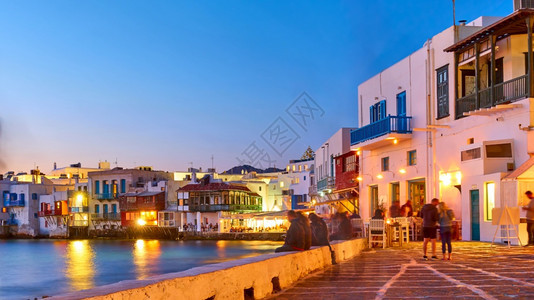 希腊梅科诺斯岛的威尼小区晚上希腊度假胜地图片