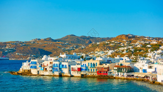 米科诺斯岛希腊的Chora镇希腊风景与在Mykonos岛边的水和背景