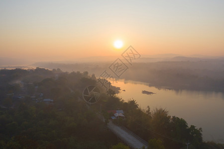 湄公河的空中景象有绿色山丘和雾泰国UbonRatchathani的自然景观背图片