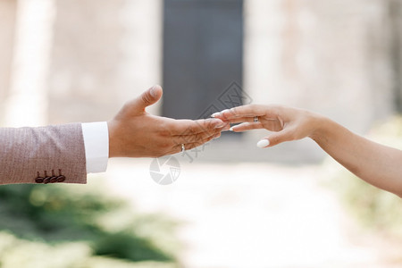 年轻已婚夫妇握手结仪式日新郎和娘的手男女户外手触年轻已婚夫妇握手礼日新郎和娘的手男女户外图片