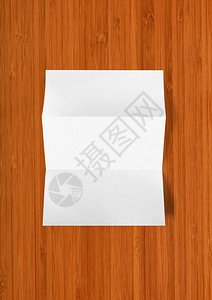 空白折叠A4纸样板模在黑木背景上隔离空白折叠纸样板在黑木背景上图片