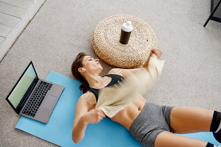参加运动服互联网体育锻炼背景室内休闲在线健身培训后笔记本上休闲背景