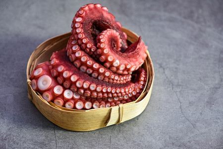木盘上的章鱼触角被煮焦章鱼食物熟海鲜图片