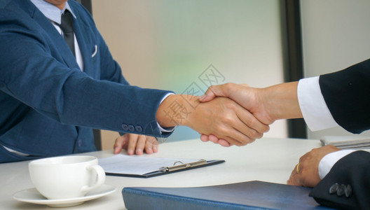 生意人握手成功达交易男人握手生意伙伴会议的概念图片