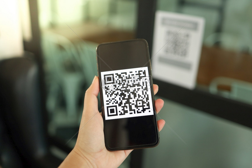 E钱包被接受的人扫描标记可以产生无钱的数字支付扫描QR代码在线购物无现金技术概念图片