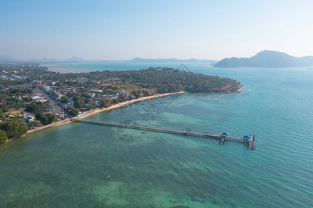 泰国金沙岛夏季泰国岛普吉海滩码头的空中景象蓝色绿的海水山丘热带绿树和安达曼海旅行自然景观背景