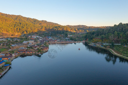 泰国梅洪山中旅馆度假胜地BanRakThai村的空中景象图片