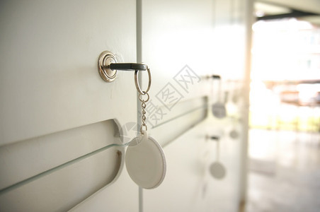 密钥在更衣室门的匙孔中密卡在锁定的文本空间中图片