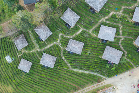 泰国梅洪山中旅馆度假胜地BanRakThai村的空中景象图片