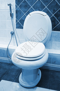 现代卫生间中新的厕所碗图片