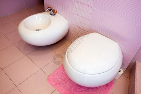 在一个美丽的粉红色浴室洗手间里图片