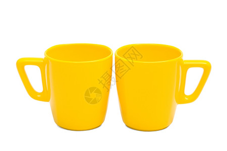 白色背景的两个黄杯子图片
