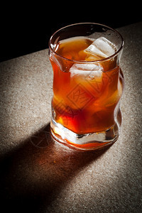 从木制桌上威士忌的玻璃杯图片