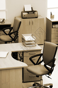 现代办公室的桌椅和图片