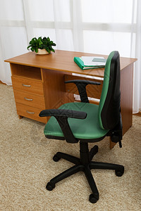 在一个现代办公室内装有抽屉和椅子的桌式抽屉和椅子图片