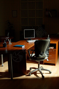 办公室晚上的桌子椅和电脑图片