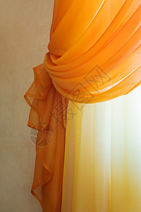 公寓中美丽的半透明橙色窗帘图片