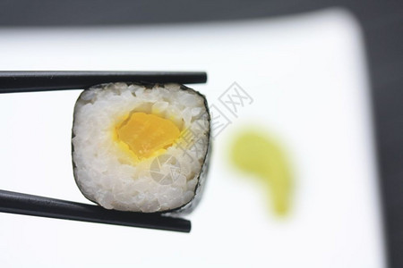 大米卷在海草里筷子图片
