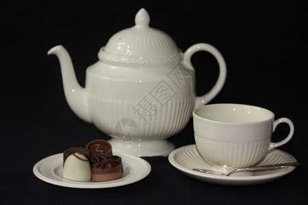象牙白和巧克力中的茶壶和杯图片