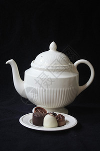 古典象牙白和巧克力茶壶图片