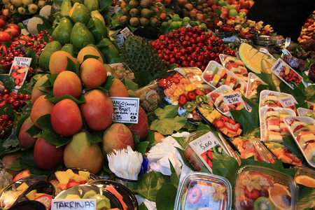 在西班牙市场上展示的各种水果图片