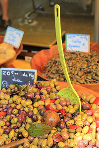 当地法国市场上不同种类的橄榄图片