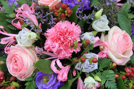 混合花安排中的粉红和蓝图片