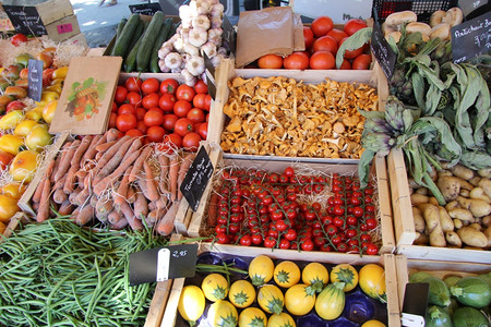 法国普罗旺斯市的场摊位上各种蔬菜图片